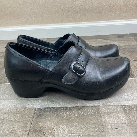 Dansko Women's Black Leather Size 39 Clogs - Picture 1 of 13